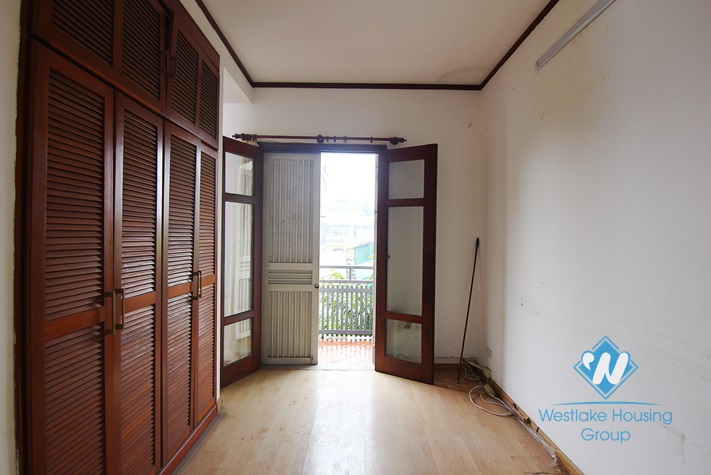 Unfurnished 4 bedrooms house with garage for rent in Xuan Dieu st, Tay Ho area.